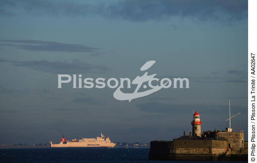 Ferry. - © Philip Plisson / Plisson La Trinité / AA02647 - Nos reportages photos - Signalisation maritime