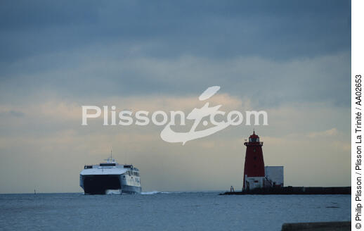 Ferry passant près des feux de Liffey (Dublin). - © Philip Plisson / Plisson La Trinité / AA02653 - Nos reportages photos - Transport maritime