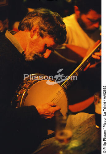 Musicien au Galway Inn de Lorient. - © Philip Plisson / Plisson La Trinité / AA02662 - Photo Galleries - Details