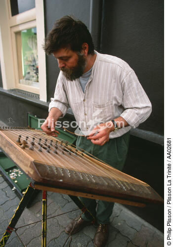 Musicien dans une rue de Kinsale. - © Philip Plisson / Plisson La Trinité / AA02681 - Photo Galleries - Musician