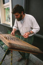 Musicien dans une rue de Kinsale. © Philip Plisson / Plisson La Trinité / AA02681 - Photo Galleries - Instrument