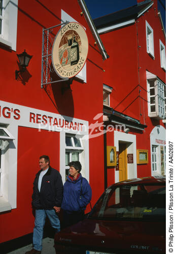 Personnes devant un restaurant à Dingle. - © Philip Plisson / Plisson La Trinité / AA02697 - Nos reportages photos - Ville [Irl]