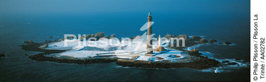 Le phare de l'Ile Vierge. - © Philip Plisson / Plisson La Trinité / AA02782 - Nos reportages photos - Panoramique horizontal