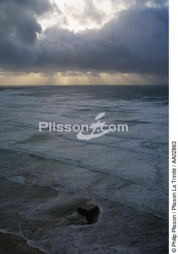 Plage sous une trouée de lumière. - © Philip Plisson / Plisson La Trinité / AA02863 - Photo Galleries - Cloud-break