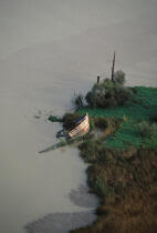 Epave de bateau dans une vasière. © Philip Plisson / Plisson La Trinité / AA02878 - Photo Galleries - Shipwreck