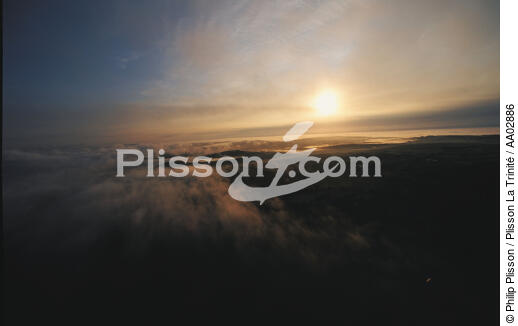 Coucher de soleil sur les Monts d'Arrées. - © Philip Plisson / Plisson La Trinité / AA02886 - Photo Galleries - Mist