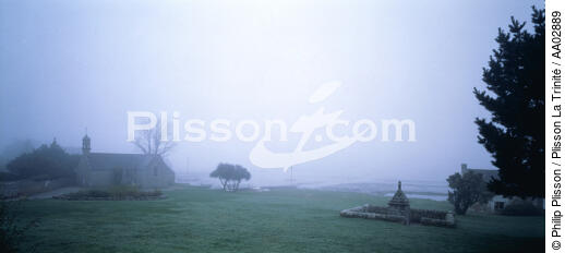 Eglise et fontaine à Saint Philibert. - © Philip Plisson / Plisson La Trinité / AA02889 - Photo Galleries - Mist