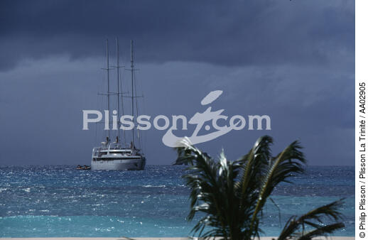 Le Ponant au mouillage - © Philip Plisson / Plisson La Trinité / AA02905 - Nos reportages photos - Transport maritime