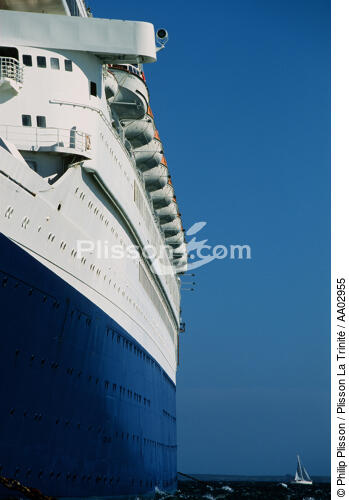 Le Norway et le voilier - © Philip Plisson / Plisson La Trinité / AA02955 - Photo Galleries - Cruise