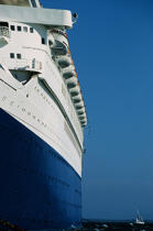 Le Norway et le voilier © Philip Plisson / Plisson La Trinité / AA02955 - Photo Galleries - Big Cruises
