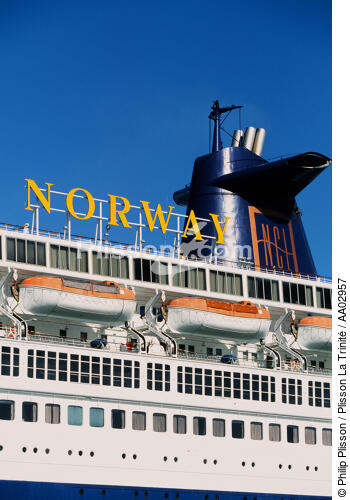 Le Norway gros plan sur une des 2 cheminées - © Philip Plisson / Plisson La Trinité / AA02957 - Nos reportages photos - Transport maritime
