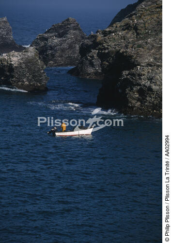 Petite pêche sur la côte de Belle-ile - © Philip Plisson / Plisson La Trinité / AA02994 - Nos reportages photos - Canot de pêche