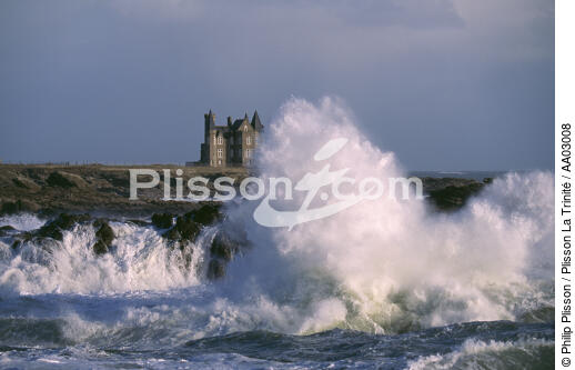 Le Château Turpault derrière les vagues - © Philip Plisson / Plisson La Trinité / AA03008 - Nos reportages photos - Château Turpault [le]