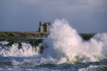 Le Château Turpault derrière les vagues © Philip Plisson / Plisson La Trinité / AA03008 - Nos reportages photos - Tempête