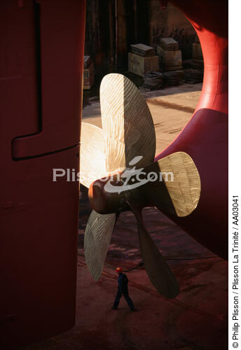 Hélice et homme - © Philip Plisson / Plisson La Trinité / AA03041 - Nos reportages photos - Brest