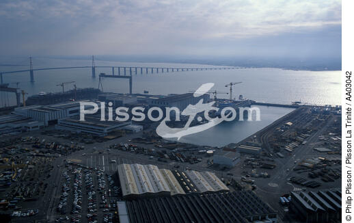 Les Chantiers de l'Atlantique avec en arrière plan le pont de Saint Nazaire - © Philip Plisson / Plisson La Trinité / AA03042 - Photo Galleries - Shipyards