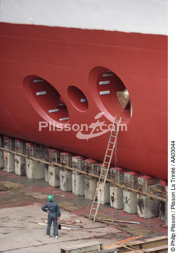 Réparation aux chantiers de l'Atlantique - © Philip Plisson / Plisson La Trinité / AA03044 - Nos reportages photos - Réparation navale