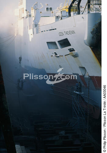 Carénage dans une des cales des Chantiers de l'Atlantique - © Philip Plisson / Plisson La Trinité / AA03046 - Photo Galleries - Shipyard