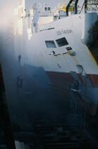 Carénage dans une des cales des Chantiers de l'Atlantique © Philip Plisson / Plisson La Trinité / AA03046 - Nos reportages photos - Construction navale