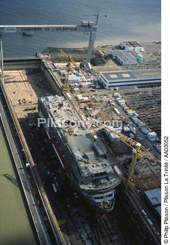 Paquebot en construction aux Chantiers de St Nazaire - © Philip Plisson / Plisson La Trinité / AA03052 - Nos reportages photos - Réparation navale