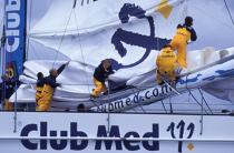 Affalage de la grande voile sur Club Med © Philip Plisson / Plisson La Trinité / AA03112 - Nos reportages photos - The Race