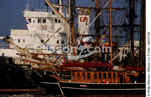 L'Abeille Flandre dans le port de Brest - © Philip Plisson / Plisson La Trinité / AA03139 - Nos reportages photos - Remorquage