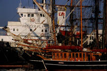 L'Abeille Flandre dans le port de Brest © Philip Plisson / Plisson La Trinité / AA03139 - Nos reportages photos - Remorquage
