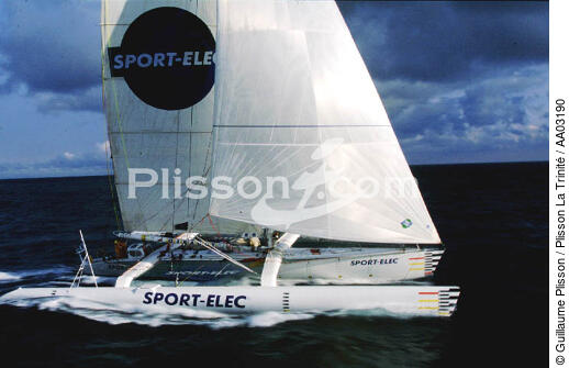 Sport Elec lutte contre le chrono - © Guillaume Plisson / Plisson La Trinité / AA03190 - Photo Galleries - Ocean racing trimaran