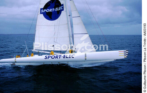Equipier en action sur Sport Elec - © Guillaume Plisson / Plisson La Trinité / AA03193 - Photo Galleries - Ocean racing trimaran