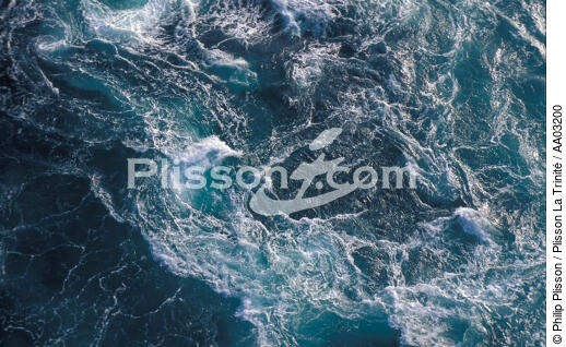 Passage du Raz de Sein - © Philip Plisson / Plisson La Trinité / AA03200 - Nos reportages photos - Mer agitée