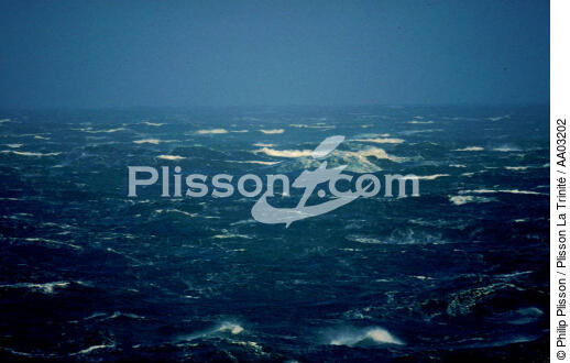 La mer est déchainée au large d'Ouessant - © Philip Plisson / Plisson La Trinité / AA03202 - Nos reportages photos - Tempêtes