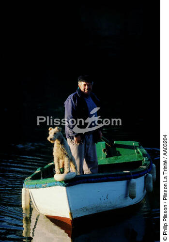 Pêcheur au petit matin - © Philip Plisson / Plisson La Trinité / AA03204 - Nos reportages photos - Animal domestique