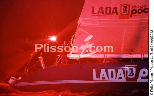 Arrivée triomphante pour le Lada Poch III de Loïc Peyron - © Philip Plisson / Plisson La Trinité / AA03242 - Nos reportages photos - Maxi