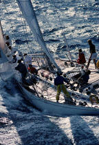 Equipage en train de manoeuvrer à bord d'un monocoque © Philip Plisson / Plisson La Trinité / AA03254 - Photo Galleries - Rough seas