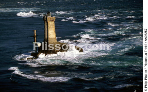 Le phare de la Vieille dans le Raz de Sein - © Philip Plisson / Plisson La Trinité / AA03257 - Nos reportages photos - Site [29]