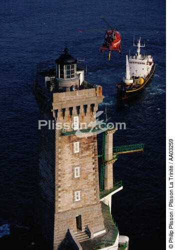 Relève de phare sur la Vieille - © Philip Plisson / Plisson La Trinité / AA03259 - Nos reportages photos - Hélitreuillage