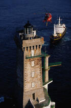 Relève de phare sur la Vieille © Philip Plisson / Plisson La Trinité / AA03259 - Photo Galleries - Maritime Signals