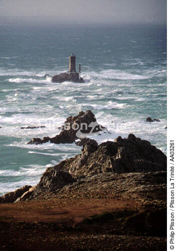 Le phare de la Vieille vu de la Pointe du Raz - © Philip Plisson / Plisson La Trinité / AA03261 - Nos reportages photos - Raz [Pointe du]