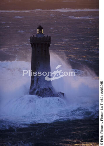 Contre jour sur le phare du Four - © Philip Plisson / Plisson La Trinité / AA03265 - Nos reportages photos - Site [29]