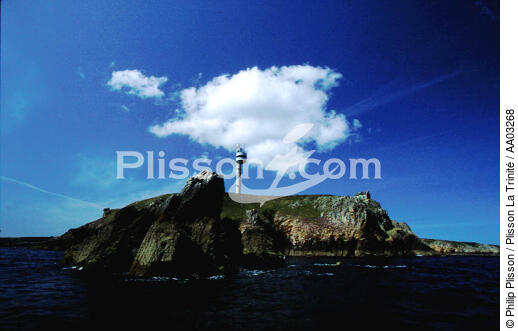 La tour radar du Stiff surveille le rail d'ouessant - © Philip Plisson / Plisson La Trinité / AA03268 - Nos reportages photos - Mer d'Iroise