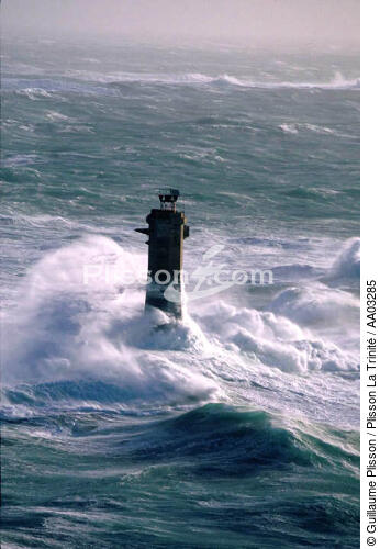 Coup de vent sur Nividic - © Guillaume Plisson / Plisson La Trinité / AA03285 - Nos reportages photos - Gros temps