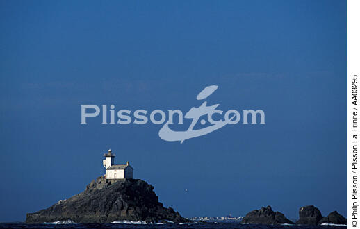 Tevennec sous le ciel bleu - © Philip Plisson / Plisson La Trinité / AA03295 - Photo Galleries - Finistère