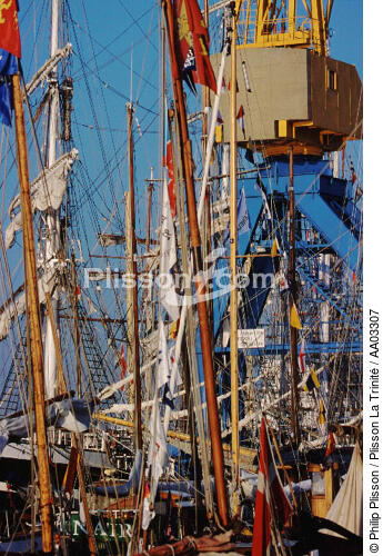 Des mâts, oui mais des mâts en bois. - © Philip Plisson / Plisson La Trinité / AA03307 - Nos reportages photos - Brest 2000