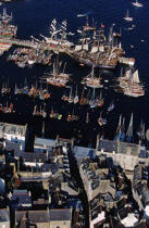 Le port de Douarnenez pendant le rassemblement © Guillaume Plisson / Pêcheur d’Images / AA03309 - Photo Galleries - Brest 2000