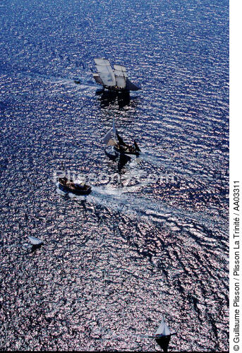 Bord tranquille dans la Baie de Douarnenez - © Guillaume Plisson / Plisson La Trinité / AA03311 - Photo Galleries - Brest 2000