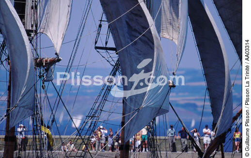 Un trois mâts entrant dans le port de Douarnenez - © Guillaume Plisson / Plisson La Trinité / AA03314 - Nos reportages photos - Port
