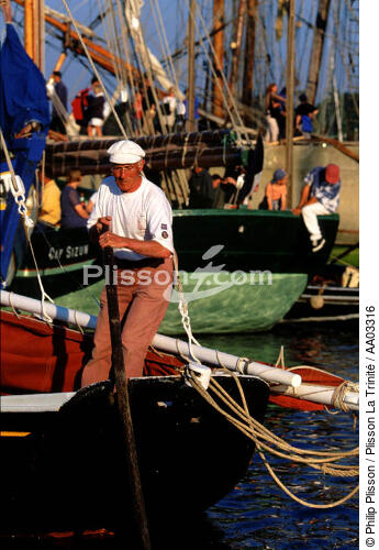 At the oar in the port of Douarnenez - © Philip Plisson / Plisson La Trinité / AA03316 - Photo Galleries - portrait