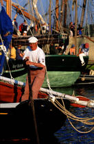 A la godille dans le port de Douarnenez © Philip Plisson / Pêcheur d’Images / AA03316 - Nos reportages photos - Les grandes fêtes maritimes de Brest
