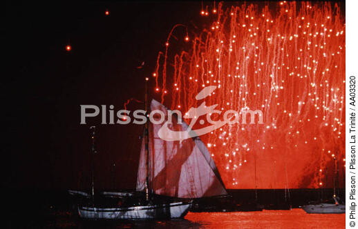 Feux d'artifice dans le port de Brest - © Philip Plisson / Plisson La Trinité / AA03320 - Photo Galleries - Tradition