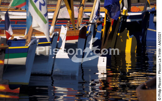 Yoles alignées dans le port de Douarnenez - © Philip Plisson / Plisson La Trinité / AA03321 - Nos reportages photos - Port